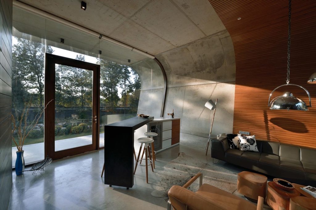 Pool House v Indii tvoří zahnutá betonová skořápka. Uvnitř je to luxus!