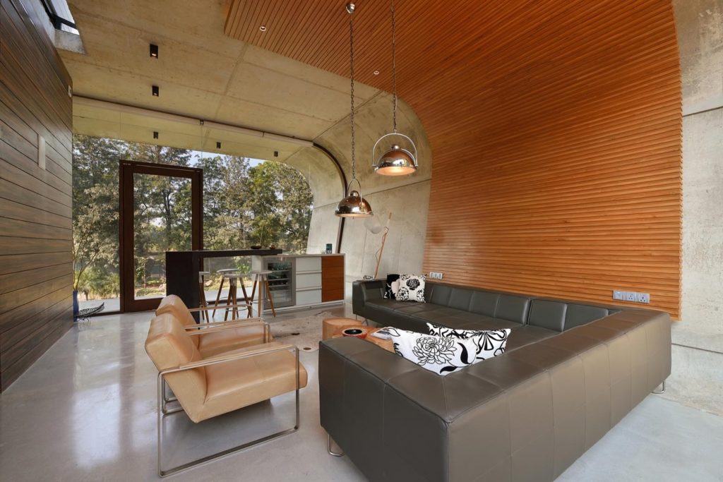 Pool House v Indii tvoří zahnutá betonová skořápka. Uvnitř je to luxus!