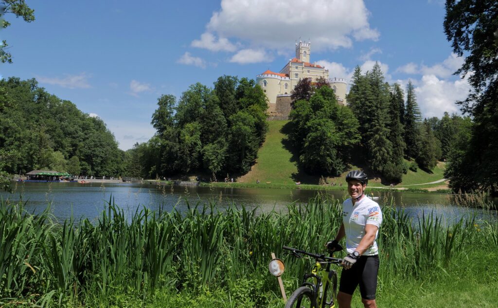 Mike Saran vyrazil z Prahy na kole do Chorvatska otevřít hotel