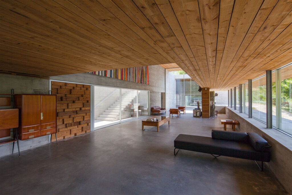 Gêres House: bydlení ze dřeva a betonu na okraji údolí v Portugalsku