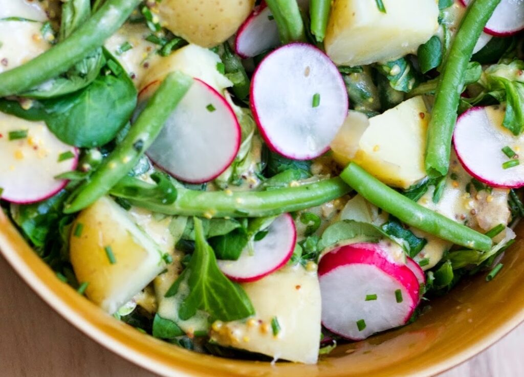 Tři recepty na odlehčený bramborový salát. Zkuste to jinak a pořád chutně
