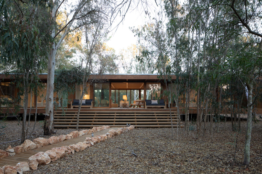 Mima House: dřevostavba s prosklenými stěnami jako útočiště v přírodě