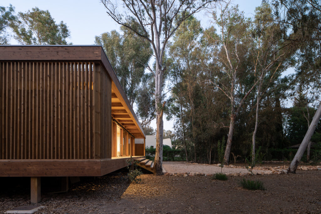 Mima House: dřevostavba s prosklenými stěnami jako útočiště v přírodě