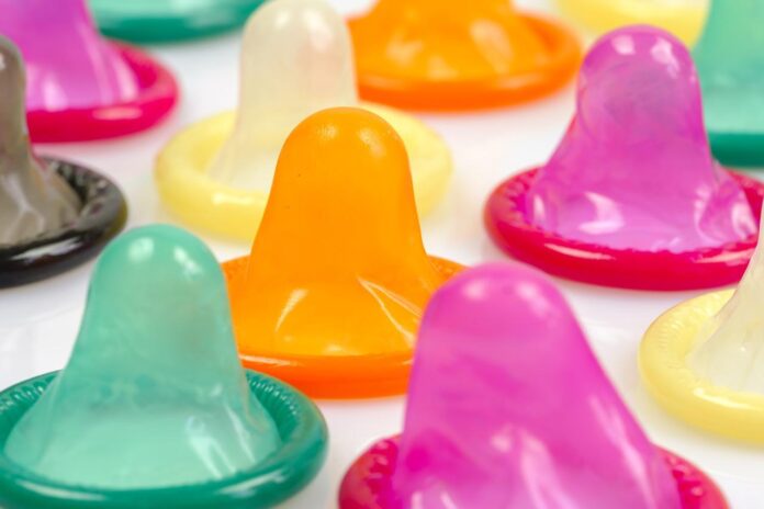 Žena udělala díry do kondomů sexuální napadení útok