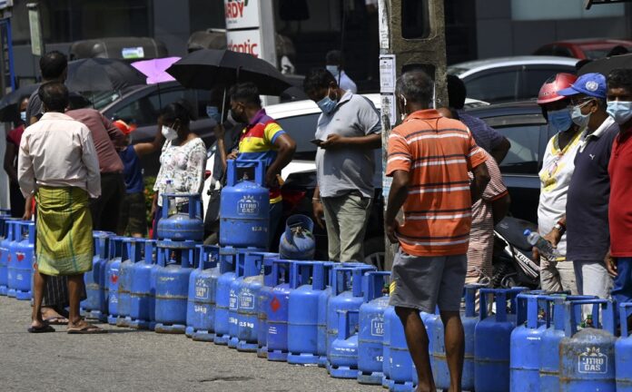 Srí Lanka benzín krize nedostatek pohonné hmoty zásoby